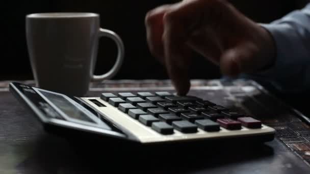 Деловой человек печатает на калькуляторе — стоковое видео