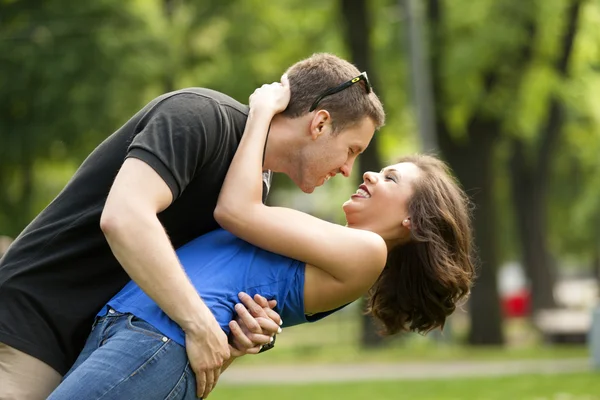 Młoda para w miłości, odkryty, w miłości, całowanie i ogarnięcie — Zdjęcie stockowe