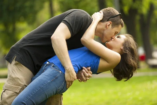 Mladý pár v lásce, venkovní, v lásce, líbat a objímat — Stock fotografie