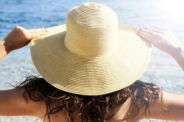 Mujer con sombrero en la playa —  Fotos de Stock