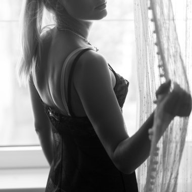 Güzel genç kadın iç çamaşırı iç çamaşırı, doğal inci tarafından yaktı