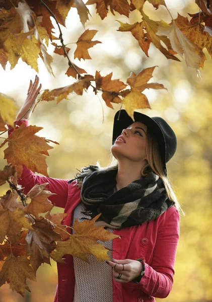 Mooie jonge vrouw in de late zomer herfst in de natuur — Stockfoto