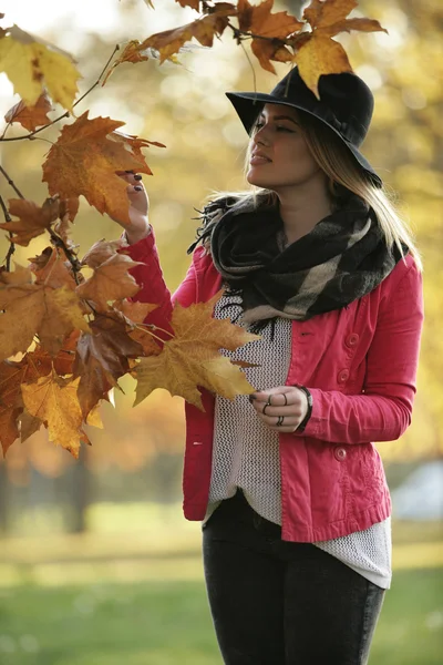 Mooie jonge vrouw in de late zomer herfst in de natuur — Stockfoto