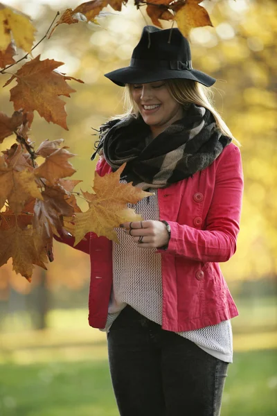 Schöne junge Frau im Spätsommer Herbst in der Natur — Stockfoto