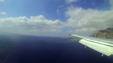 Yolcu uçak jet uçuş üzerinde mavi deniz arazi, görünümü penceresinden yaklaşıyor
