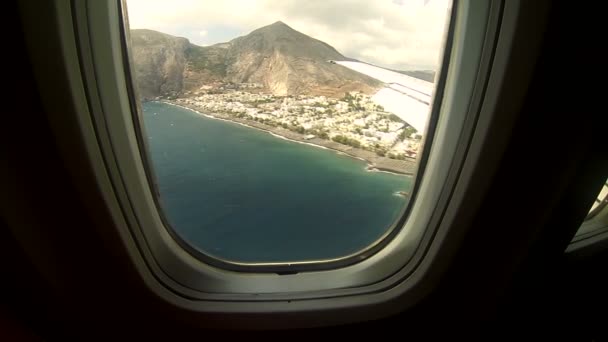 Полет пассажирского самолета, посадка, низкие pas над морем и землей в аэропорт, вид на окно — стоковое видео