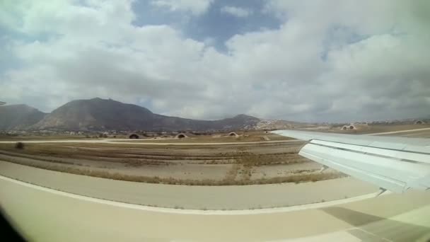 Avión de pasajeros aterrizando en pista, vista a través de ventana, ala y solapas — Vídeos de Stock