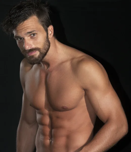 Siyah izole kas vücut yakışıklı adam