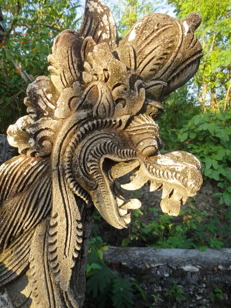 Традиционная скульптура из балийского камня — стоковое фото