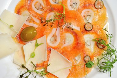 ham ve taze somon görüntüsünü dilimlenmiş