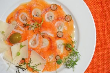 ham ve taze somon görüntüsünü dilimlenmiş