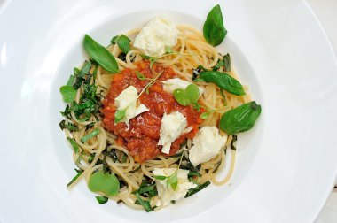 Çok lezzetli spagetti bolognese görüntüdür 