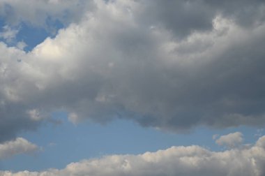 Küçük bulutlu mavi gökyüzü. Çok güzel bir arka plan. harika bir doku.