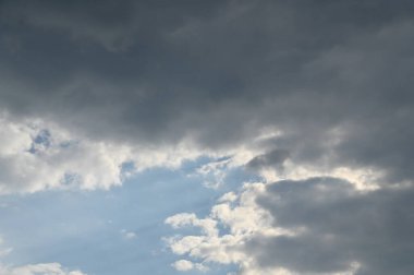 Küçük bulutlu mavi gökyüzü. Çok güzel bir arka plan. harika bir doku.