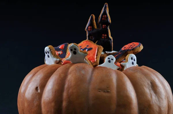 Halloweenkor Mézeskalács Sütőtök Sötét Háttér — Stock Fotó