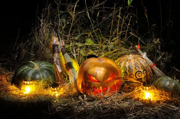 Halloween, Pumkins och kvast — Stockfoto