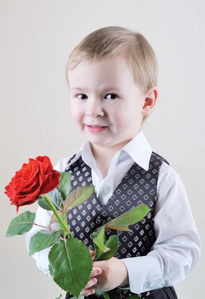 Un pequeño caballero con Rose —  Fotos de Stock