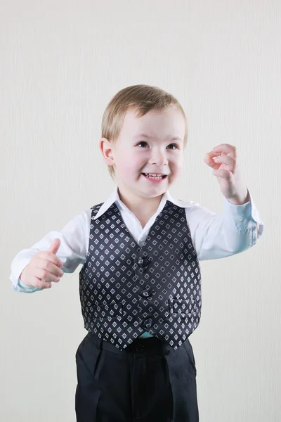 Ein kleiner Junge in einer Weste — Stockfoto