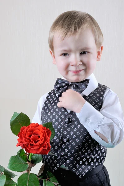 Een kleine Gentleman met Rose — Stockfoto