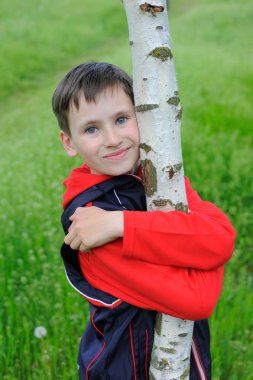 Huş ağacı sarılma bir çocuk