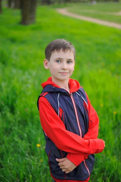 Ein Junge im Park — Stockfoto