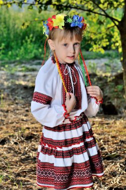 Ukraynalı geleneksel kıyafeti kız