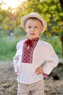 Çocuk Ukraynalı geleneksel kıyafeti
