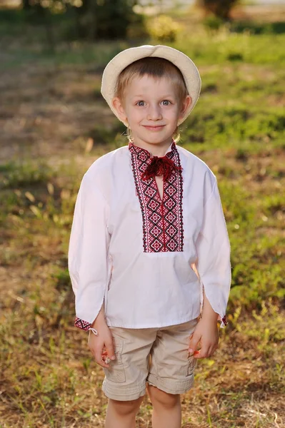 Ragazzo in abito tradizionale ucraino — Foto Stock