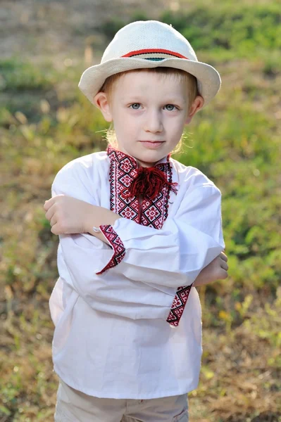 Junge im traditionellen ukrainischen Outfit — Stockfoto