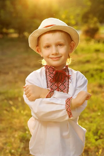 ウクライナの伝統的な衣装を着た少年 — ストック写真