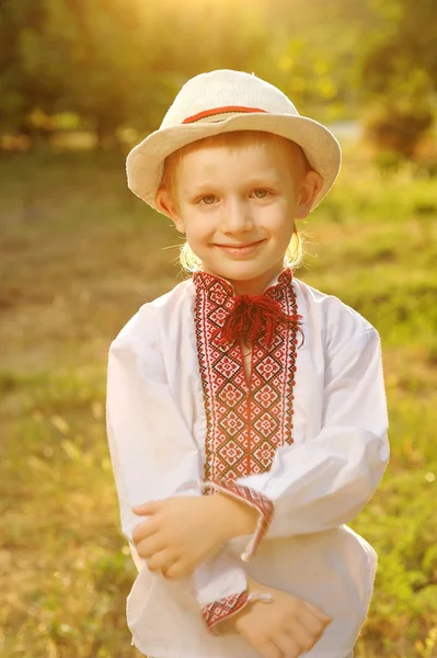 Junge im traditionellen ukrainischen Outfit — Stockfoto