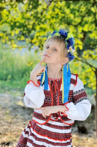 Fille en tenue traditionnelle ukrainienne — Photo