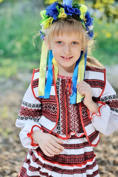 Fille en tenue traditionnelle ukrainienne — Photo