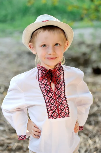 Pojke i ukrainska traditionella Outfit — Stockfoto