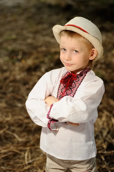 ウクライナの伝統的な衣装を着た少年 — ストック写真