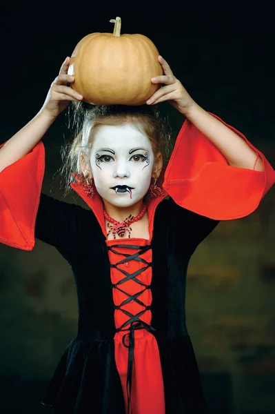 küçük kız bir vampir Gotik Cadılar Bayramı olarak giyinmiş
