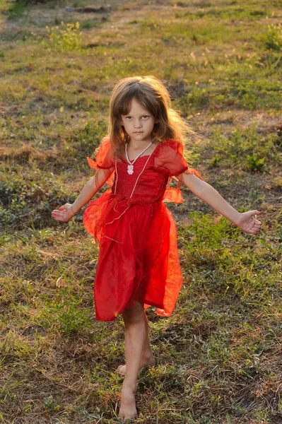 Κορίτσι με κόκκινο χρώμα — Φωτογραφία Αρχείου