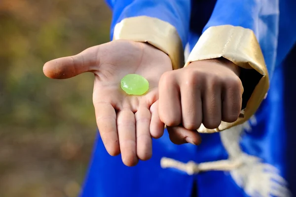 A fiú kék Wushu ruhát csinál nyek — Stock Fotó