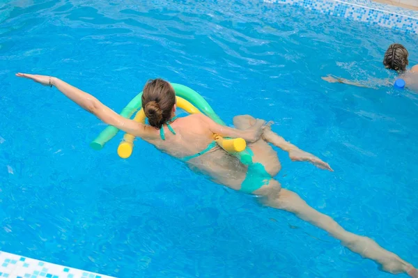 Water Yoga voor zwangere vrouwen — Stockfoto