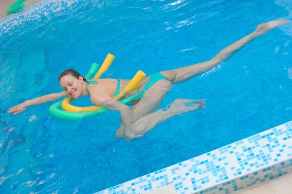 Yoga de água para mulheres grávidas — Fotografia de Stock