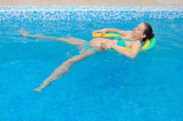 Water Yoga for pregnant women — Stock Photo, Image