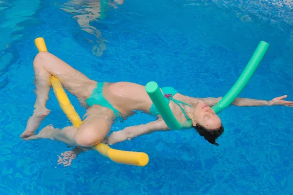 Yoga aquatique pour les femmes enceintes — Photo