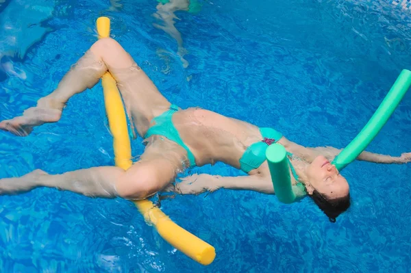 Wasser-Yoga für Schwangere — Stockfoto