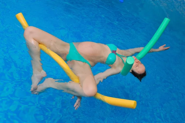 Water Yoga voor zwangere vrouwen — Stockfoto