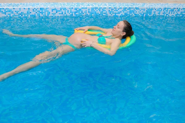 Water Yoga for pregnant women — Stock Photo, Image