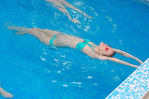 Wasser-Yoga für Schwangere — Stockfoto