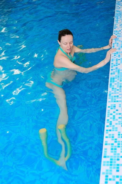 Yoga acuático para mujeres embarazadas —  Fotos de Stock