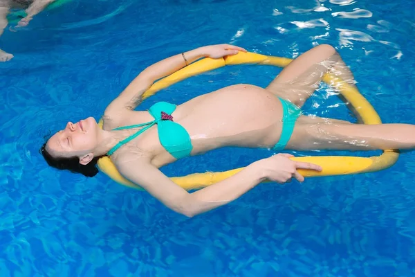 Yoga de água para mulheres grávidas — Fotografia de Stock