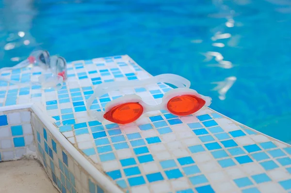 Schwimmbrille am Pool — Stockfoto