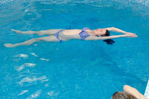 Wasser Yoga für Schwangere — Stockfoto